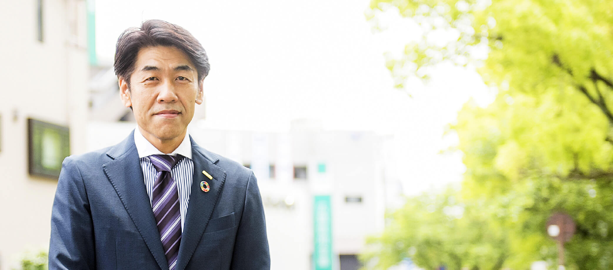 ザメディアジョングループ代表取締役会長前田 ​政登己さんが微笑んでいる写真