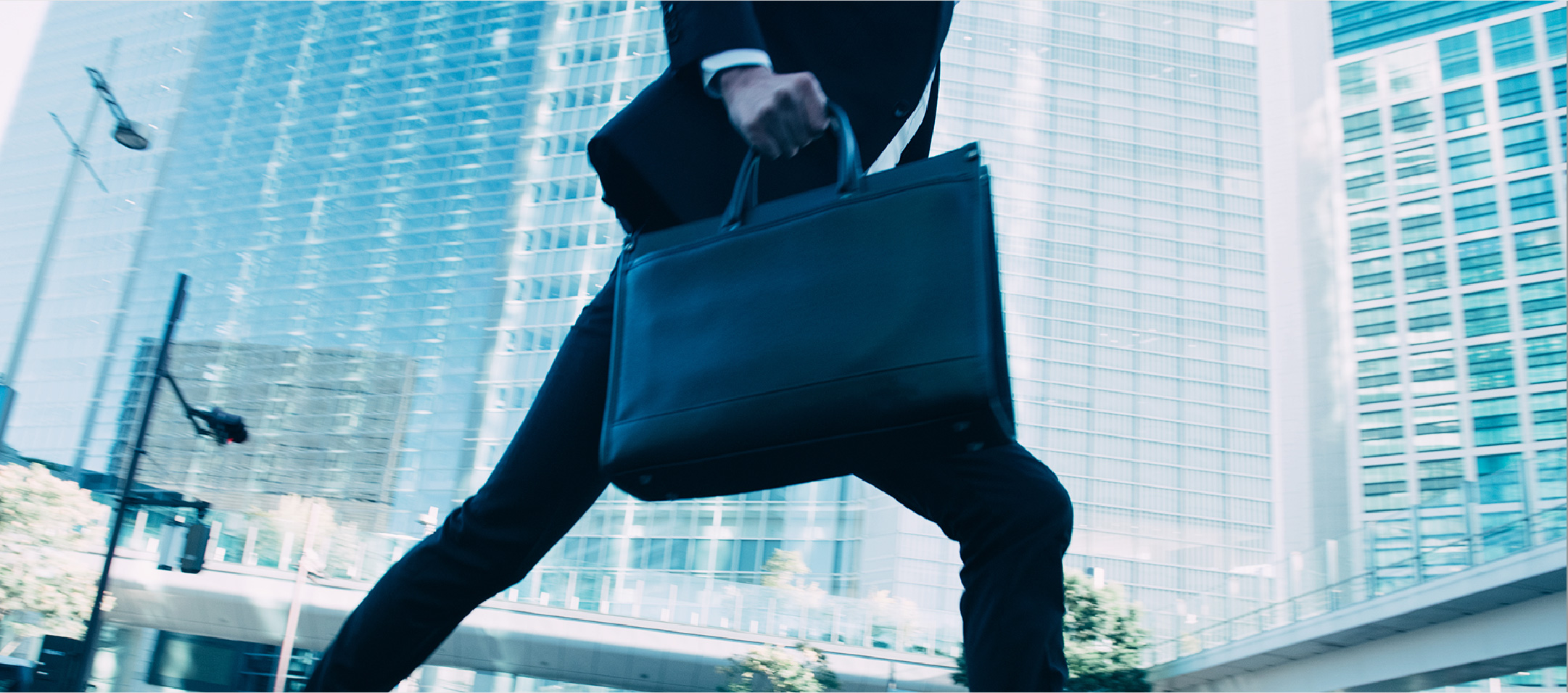 力強く進んでいくスーツの男性の写真